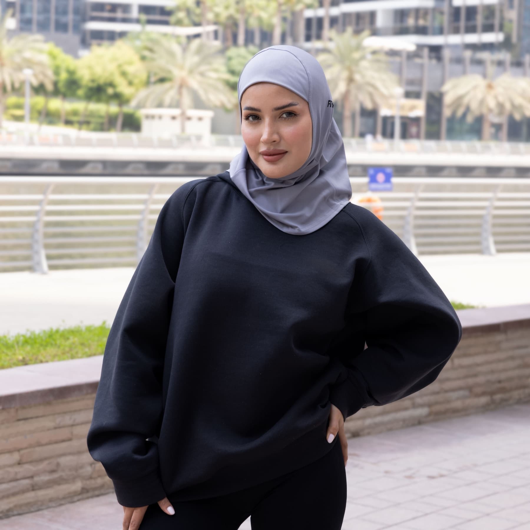 Fitspirated Athletin mit grauem Sport Hijab