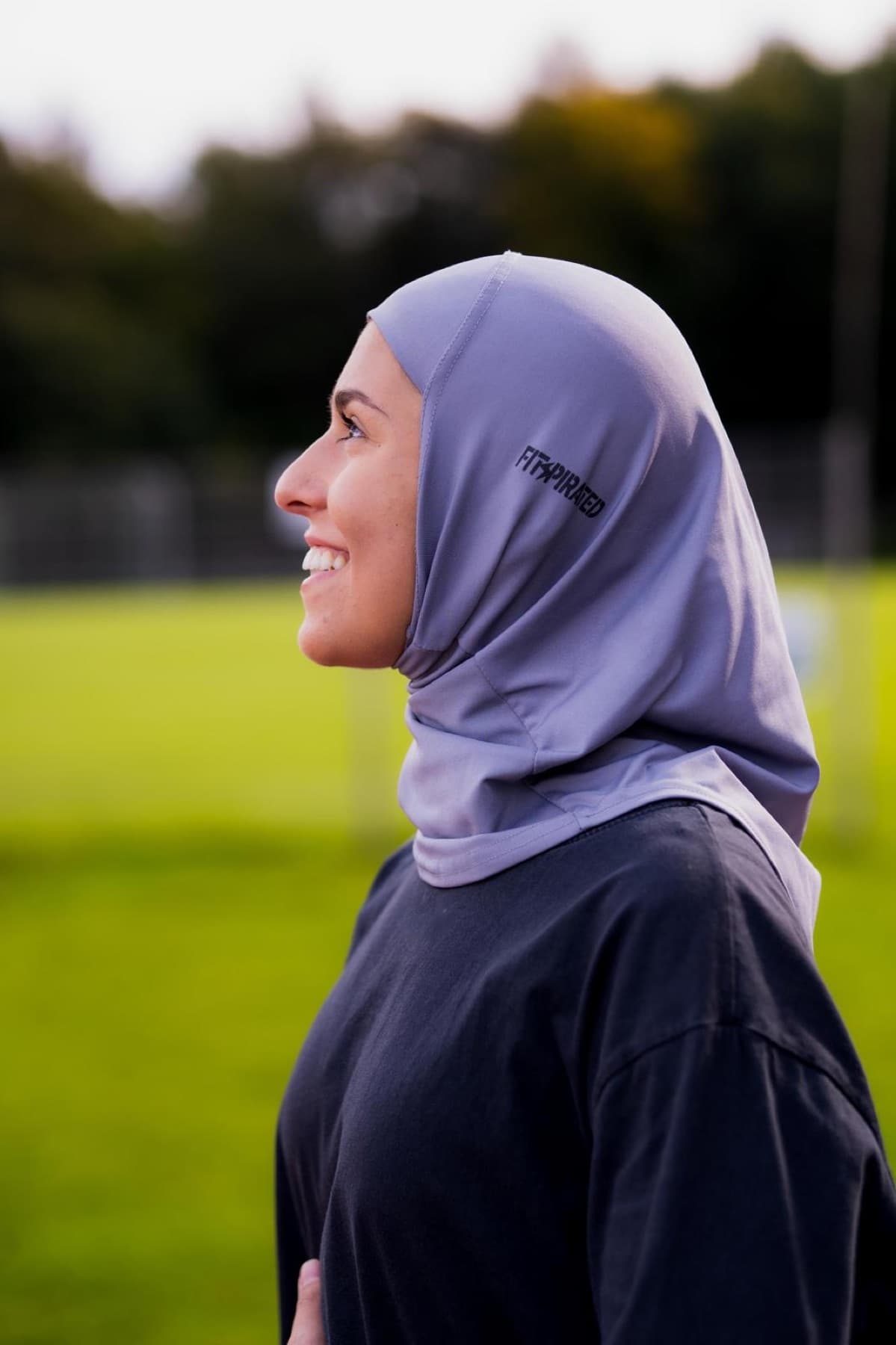 Fitspirated Sport Hijab in Grau im echten Training