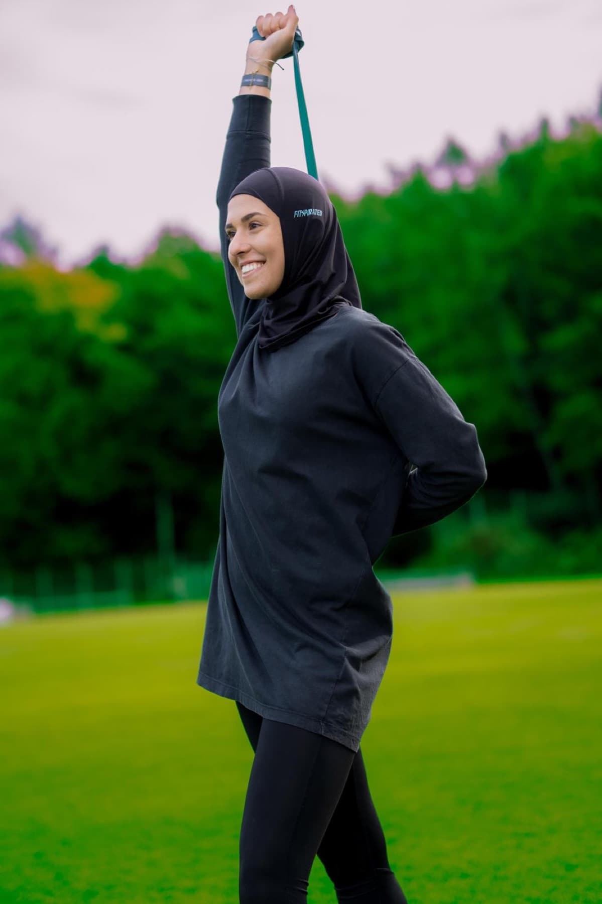 Sportlerin testet den rutschfesten Sport Hijab